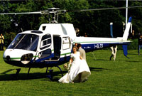 Gli sposi arrivano in elicottero